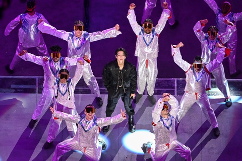 Sự nghiệp lẫy lừng của Jungkook, ca sĩ gây sốt ở World Cup 2022 - Ảnh 3. Sự nghiệp lẫy lừng của Jungkook, ca sĩ gây sốt ở World Cup 2022 - Ảnh 3.