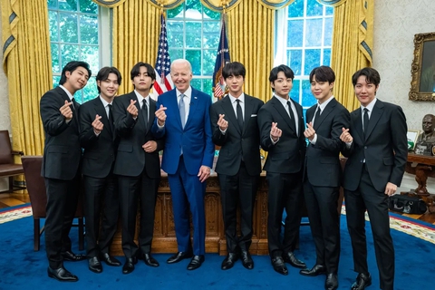 Sự nghiệp lẫy lừng của Jungkook, ca sĩ gây sốt ở World Cup 2022 - Ảnh 7. Sự nghiệp lẫy lừng của Jungkook, ca sĩ gây sốt ở World Cup 2022 - Ảnh 7.