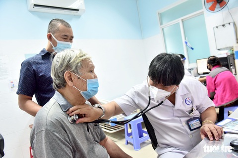 TP.HCM sẽ khám sức khỏe trọn đời cho người dân: Vui, nhưng… - Ảnh 1. TP.HCM sẽ khám sức khỏe trọn đời cho người dân: Vui, nhưng… - Ảnh 1.