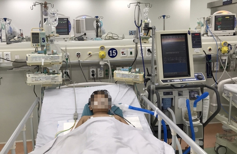 Truyền thuốc giải độc liên tục cứu bé trai uống nhầm thuốc cai nghiện ma túy - Ảnh 1. Truyền thuốc giải độc liên tục cứu bé trai uống nhầm thuốc cai nghiện ma túy - Ảnh 1.