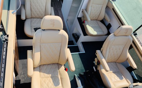 Xe nhà kéo mui trần đầu tiên thế giới: Bên trong sang xịn như khách sạn lộ thiên - Ảnh 6. Xe nhà kéo mui trần đầu tiên thế giới: Bên trong sang xịn như khách sạn lộ thiên - Ảnh 6.