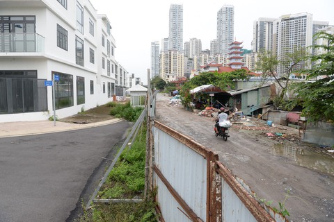 TP.HCM: Đề nghị dỡ rào, thông thêm một tuyến đường bị chặn trong khu đô thị - Ảnh 3. TP.HCM: Đề nghị dỡ rào, thông thêm một tuyến đường bị chặn trong khu đô thị - Ảnh 3.