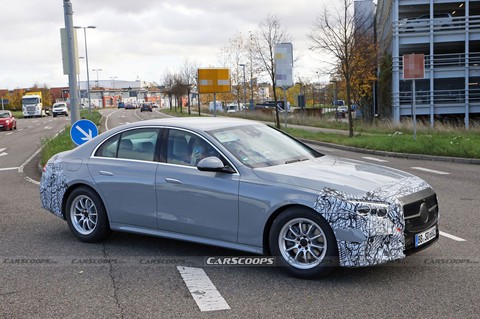 Mercedes-Benz E-Class 2023 lộ ảnh mới: Ngày càng giống S-Class, ra mắt đầu năm sau - Ảnh 1. Mercedes-Benz E-Class 2023 lộ ảnh mới: Ngày càng giống S-Class, ra mắt đầu năm sau - Ảnh 1.