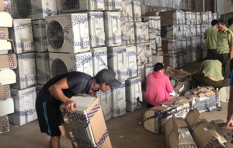 Truy tố 2 cựu công an và 24 đồng phạm tội buôn lậu - Ảnh 1. Truy tố 2 cựu công an và 24 đồng phạm tội buôn lậu - Ảnh 1.