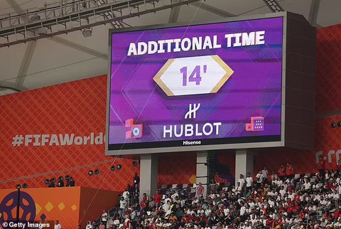 Vì sao các trận đấu tại World Cup có quá nhiều phút bù giờ? - Ảnh 1. Vì sao các trận đấu tại World Cup có quá nhiều phút bù giờ? - Ảnh 1.