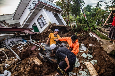 Tổng thống Indonesia đi đường bộ đến thăm hiện trường động đất khiến 162 người chết - Ảnh 1. Tổng thống Indonesia đi đường bộ đến thăm hiện trường động đất khiến 162 người chết - Ảnh 1.