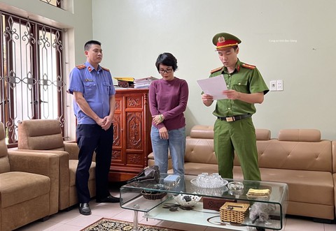 Khởi tố một cựu chủ tịch thị trấn ký khống hồ sơ đấu thầu xây dựng - Ảnh 1. Khởi tố một cựu chủ tịch thị trấn ký khống hồ sơ đấu thầu xây dựng - Ảnh 1.