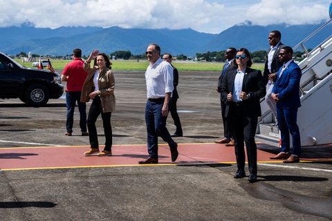 Phó tổng thống Mỹ Kamala Harris đi thăm đảo Philippines ở Biển Đông - Ảnh 1. Phó tổng thống Mỹ Kamala Harris đi thăm đảo Philippines ở Biển Đông - Ảnh 1.