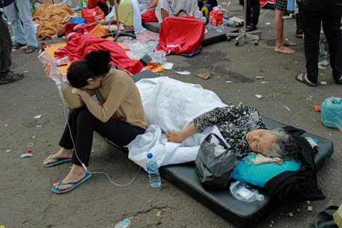 Thị trấn Indonesia tan hoang sau trận động đất khiến ít nhất 162 người chết - Ảnh 1. Thị trấn Indonesia tan hoang sau trận động đất khiến ít nhất 162 người chết - Ảnh 1.
