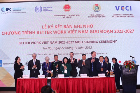 Năm bên ký kết ghi nhớ nâng cao tiền lương, điều kiện làm việc cho người lao động - Ảnh 1. Năm bên ký kết ghi nhớ nâng cao tiền lương, điều kiện làm việc cho người lao động - Ảnh 1.