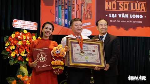 Hồ sơ lửa lập kỷ lục tiểu thuyết hình sự nhiều tập nhất Việt Nam - Ảnh 2. Hồ sơ lửa lập kỷ lục tiểu thuyết hình sự nhiều tập nhất Việt Nam - Ảnh 2.