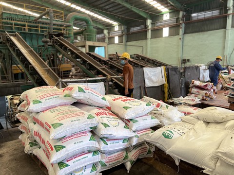 Xuất khẩu phân bón tăng cao kỷ lục, có thể lần đầu vượt mốc 1 tỉ USD - Ảnh: THẢO THƯƠNG Cục Bảo vệ thực vật khẳng định chưa công bố hay ban hành bất cứ văn bản nào về việc tạm dừng hay dừng nhập khẩu phân DAP từ Hàn Quốc - Ảnh: T.THƯƠNG