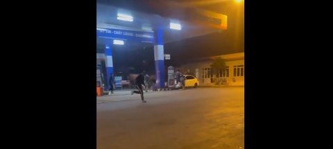 Bị bao vây, xe hơi tông thẳng vào hai phụ nữ khiến một tử vong, một cấp cứu - Ảnh 1. Bị bao vây, xe hơi tông thẳng vào hai phụ nữ khiến một tử vong, một cấp cứu - Ảnh 1.