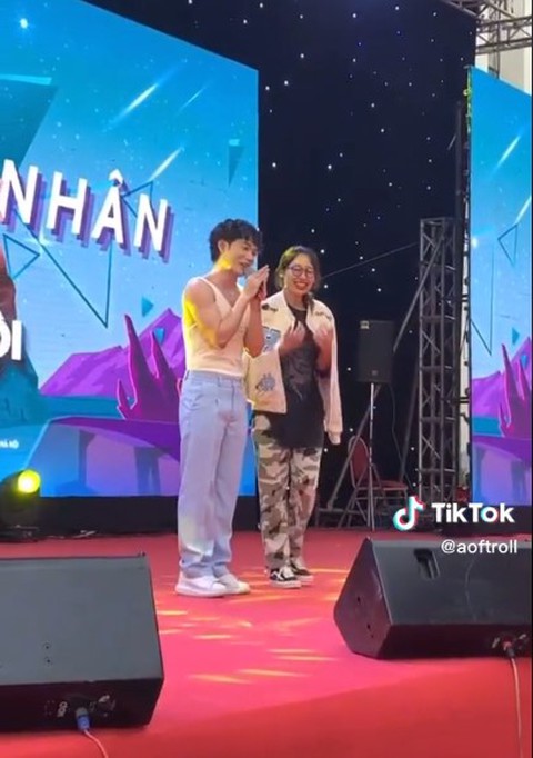 Trúc Nhân được khen ngợi khi cởi áo tặng fan - Ảnh 4. Trúc Nhân được khen ngợi khi cởi áo tặng fan - Ảnh 4.