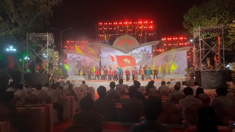 Đêm nghệ thuật chính luận ‘Dấu ấn Võ Văn Kiệt’ ở Vĩnh Long - Ảnh 1. Đêm nghệ thuật chính luận ‘Dấu ấn Võ Văn Kiệt’ ở Vĩnh Long - Ảnh 1.