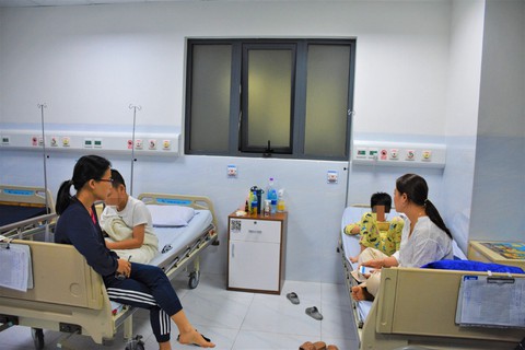 Vụ học sinh ngộ độc ở Nha Trang: Không để lây truyền ngược lại vi khuẩn cho những người khác - Ảnh 2. Vụ học sinh ngộ độc ở Nha Trang: Không để lây truyền ngược lại vi khuẩn cho những người khác - Ảnh 2.