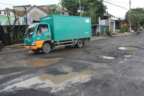 Sửa chữa hư hỏng quốc lộ 1 qua Phú Yên: Kéo dài thêm 1 tháng mới xong - Ảnh 2. Sửa chữa hư hỏng quốc lộ 1 qua Phú Yên: Kéo dài thêm 1 tháng mới xong - Ảnh 2.