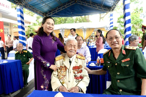 Lãnh đạo TP.HCM tưởng niệm đồng bào, chiến sĩ Nam Kỳ khởi nghĩa - Ảnh 4. Lãnh đạo TP.HCM tưởng niệm đồng bào, chiến sĩ Nam Kỳ khởi nghĩa - Ảnh 4.