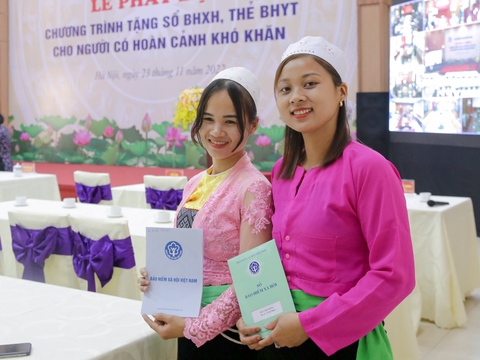Tặng hàng chục ngàn sổ bảo hiểm xã hội, thẻ bảo hiểm y tế cho bà con khó khăn - Ảnh 1. Tặng hàng chục ngàn sổ bảo hiểm xã hội, thẻ bảo hiểm y tế cho bà con khó khăn - Ảnh 1.