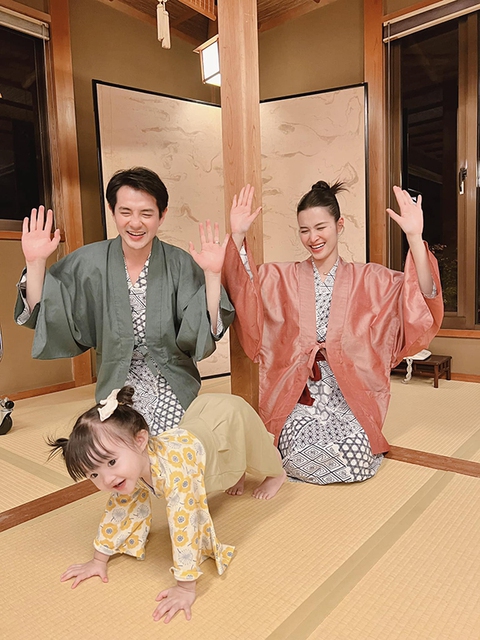 Ảnh vui sao Việt 23-11: Con gái Đông Nhi trổ tài tập yoga - Ảnh 1. Ảnh vui sao Việt 23-11: Con gái Đông Nhi trổ tài tập yoga - Ảnh 1.