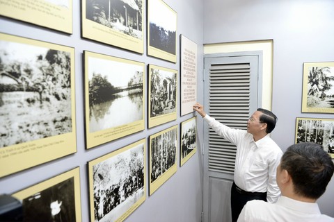 Lãnh đạo TP.HCM tưởng niệm đồng bào, chiến sĩ Nam Kỳ khởi nghĩa - Ảnh 2. Lãnh đạo TP.HCM tưởng niệm đồng bào, chiến sĩ Nam Kỳ khởi nghĩa - Ảnh 2.