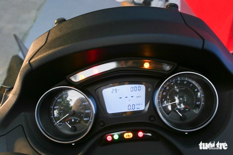 Piaggio MP3 ra mắt Việt Nam: Mô tô 3 bánh, 400 phân khối, giá 330 triệu đồng - Ảnh 8. Piaggio MP3 ra mắt Việt Nam: Mô tô 3 bánh, 400 phân khối, giá 330 triệu đồng - Ảnh 8.