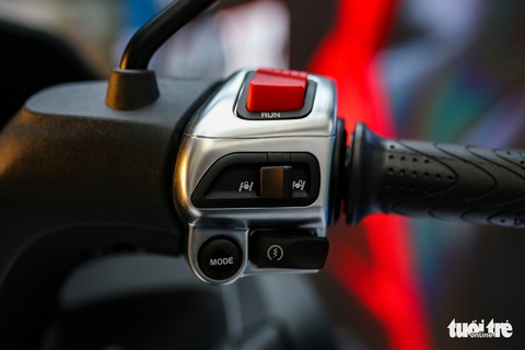 Piaggio MP3 ra mắt Việt Nam: Mô tô 3 bánh, 400 phân khối, giá 330 triệu đồng - Ảnh 10. Piaggio MP3 ra mắt Việt Nam: Mô tô 3 bánh, 400 phân khối, giá 330 triệu đồng - Ảnh 10.