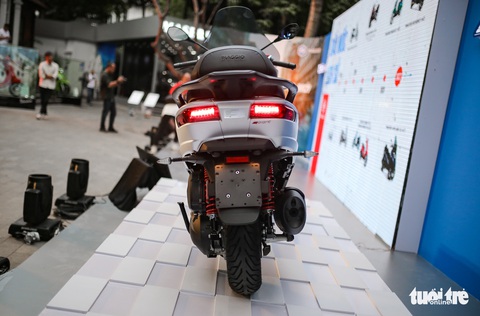 Piaggio MP3 ra mắt Việt Nam: Mô tô 3 bánh, 400 phân khối, giá 330 triệu đồng - Ảnh 4. Piaggio MP3 ra mắt Việt Nam: Mô tô 3 bánh, 400 phân khối, giá 330 triệu đồng - Ảnh 4.