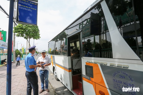 Cấm đậu xe trước bến xe Miền Đông mới - Ảnh 1. Cấm đậu xe trước bến xe Miền Đông mới - Ảnh 1.