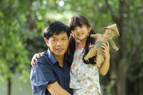 Khám phá áo gù của anh Mô trong Mẹ rơm và sự hết lòng vì vai diễn của Thái Hòa - Ảnh 1. Khám phá áo gù của anh Mô trong Mẹ rơm và sự hết lòng vì vai diễn của Thái Hòa - Ảnh 1.