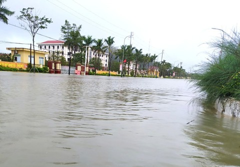 Mưa lớn gây ngập cục bộ, nhiều ô tô chôn chân trên đường - Ảnh 1. Mưa lớn gây ngập cục bộ, nhiều ô tô chôn chân trên đường - Ảnh 1.