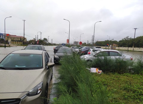 Mưa lớn gây ngập cục bộ, nhiều ô tô chôn chân trên đường - Ảnh 5. Mưa lớn gây ngập cục bộ, nhiều ô tô chôn chân trên đường - Ảnh 5.