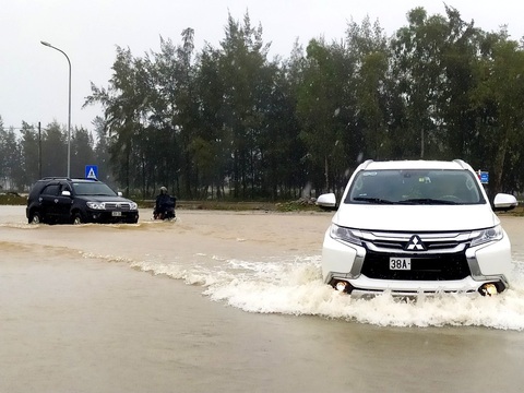 Mưa lớn gây ngập cục bộ, nhiều ô tô chôn chân trên đường - Ảnh 2. Mưa lớn gây ngập cục bộ, nhiều ô tô chôn chân trên đường - Ảnh 2.
