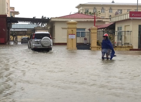 Mưa lớn gây ngập cục bộ, nhiều ô tô chôn chân trên đường - Ảnh 3. Mưa lớn gây ngập cục bộ, nhiều ô tô chôn chân trên đường - Ảnh 3.