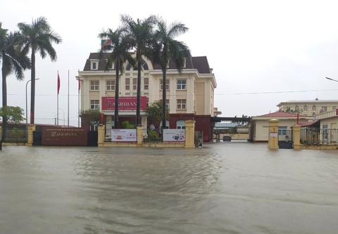 Mưa lớn gây ngập cục bộ, nhiều ô tô chôn chân trên đường - Ảnh 4. Mưa lớn gây ngập cục bộ, nhiều ô tô chôn chân trên đường - Ảnh 4.