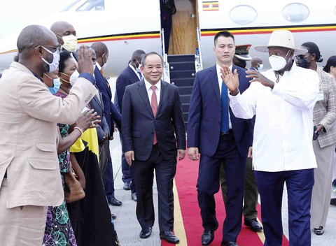 Tổng thống Uganda đến Hà Nội, bắt đầu chuyến thăm chính thức Việt Nam - Ảnh 1. Tổng thống Uganda đến Hà Nội, bắt đầu chuyến thăm chính thức Việt Nam - Ảnh 1.