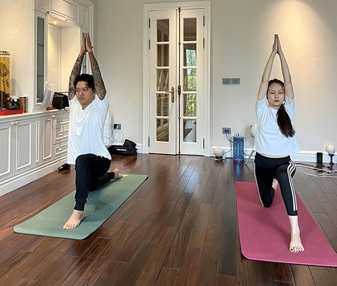 Ảnh vui sao Việt 23-11: Con gái Đông Nhi trổ tài tập yoga - Ảnh 9. Ảnh vui sao Việt 23-11: Con gái Đông Nhi trổ tài tập yoga - Ảnh 9.