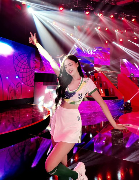 Có nên để hot girl bình luận World Cup? - Ảnh 2. Có nên để hot girl bình luận World Cup? - Ảnh 2.