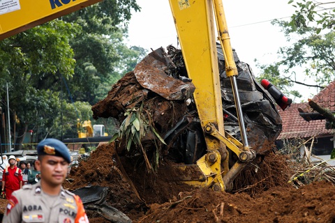 Bé trai 6 tuổi sống sót thần kỳ dưới đống đổ nát do động đất ở Indonesia - Ảnh 2. Bé trai 6 tuổi sống sót thần kỳ dưới đống đổ nát do động đất ở Indonesia - Ảnh 2.