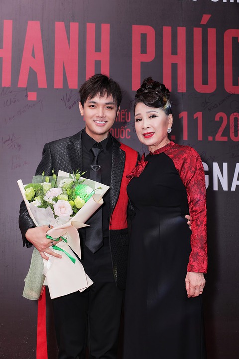 Dược sĩ Tiến chơi lớn xây hẳn đại lộ danh vọng Hạnh phúc máu - Ảnh 2. Dược sĩ Tiến chơi lớn xây hẳn đại lộ danh vọng Hạnh phúc máu - Ảnh 2.