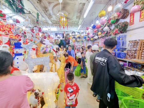 Thị trường đồ trang trí Giáng sinh nhộn nhịp vào mùa - Ảnh 1. Thị trường đồ trang trí Giáng sinh nhộn nhịp vào mùa - Ảnh 1.