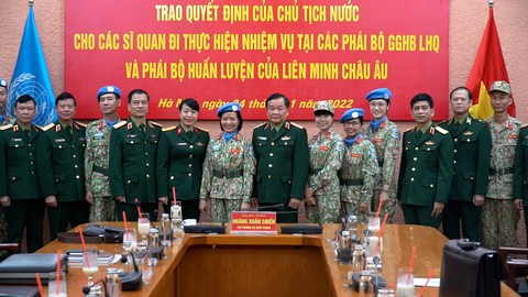 Trao quyết định cho sĩ quan đi gìn giữ hòa bình Liên Hiệp Quốc - Ảnh 1. Trao quyết định cho sĩ quan đi gìn giữ hòa bình Liên Hiệp Quốc - Ảnh 1.