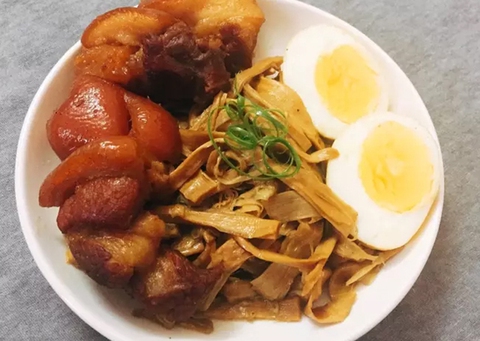 Nồi thịt kho măng khổng lồ - Ảnh 1. Nồi thịt kho măng khổng lồ - Ảnh 1.