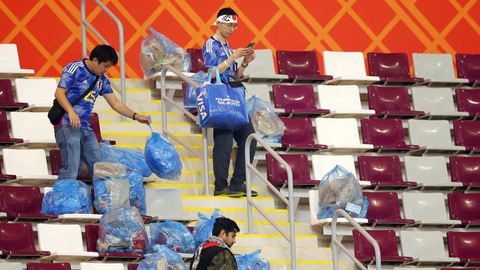 Nhật gây địa chấn ở World Cup, fan cũng được khen đẳng cấp nhờ tiếp tục dọn rác - Ảnh 1. Nhật gây địa chấn ở World Cup, fan cũng được khen đẳng cấp nhờ tiếp tục dọn rác - Ảnh 1.