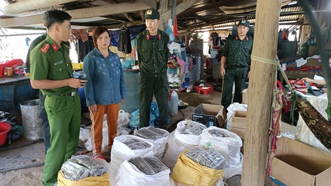Tạm giữ sáu người trong đường dây tàng trữ, mua bán trái phép gần 1 tấn thuốc nổ - Ảnh 2. Tạm giữ sáu người trong đường dây tàng trữ, mua bán trái phép gần 1 tấn thuốc nổ - Ảnh 2.