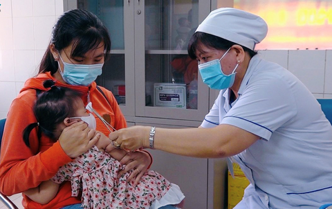 Bộ Y tế phân bổ 434.000 liều vắc xin sởi và DPT để tiêm chủng mở rộng cả nước - Ảnh 1. Bộ Y tế phân bổ 434.000 liều vắc xin sởi và DPT để tiêm chủng mở rộng cả nước - Ảnh 1.