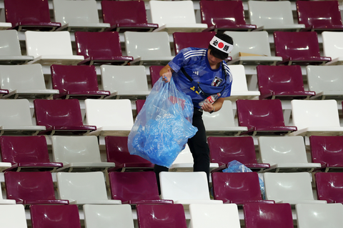 Nhật gây địa chấn ở World Cup, fan cũng được khen đẳng cấp nhờ tiếp tục dọn rác - Ảnh 2. Nhật gây địa chấn ở World Cup, fan cũng được khen đẳng cấp nhờ tiếp tục dọn rác - Ảnh 2.