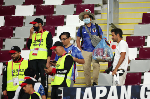 Nhật gây địa chấn ở World Cup, fan cũng được khen đẳng cấp nhờ tiếp tục dọn rác - Ảnh 3. Nhật gây địa chấn ở World Cup, fan cũng được khen đẳng cấp nhờ tiếp tục dọn rác - Ảnh 3.