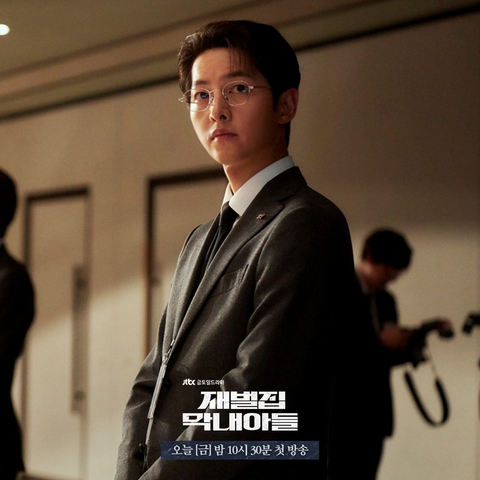 Hạt sạn to đùng trong phim mới của Song Joong Ki mà không ai nhận ra - Ảnh 2. Hạt sạn to đùng trong phim mới của Song Joong Ki mà không ai nhận ra - Ảnh 2.