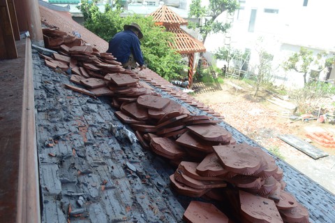 Đại gia Quảng Ngãi bắt đầu tháo dỡ biệt phủ trái phép trên đất lúa - Ảnh 1. Đại gia Quảng Ngãi bắt đầu tháo dỡ biệt phủ trái phép trên đất lúa - Ảnh 1.